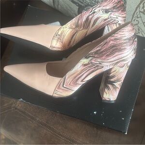 New without tags Chic Pink Patterned Women's Heels look like swirl paint sz 6.5